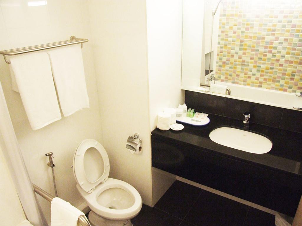 Grand Tower Inn Sathorn Hotel Bangkok Zewnętrze zdjęcie